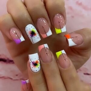 24 Pieces Fake press on nails